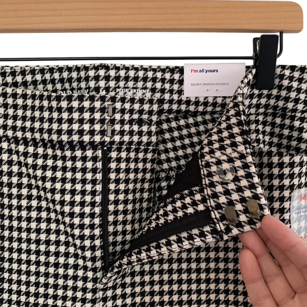 Old Navy Black & Cream Houndstooth High Rise Pixie Skinny Pants - Picture 6 of 8